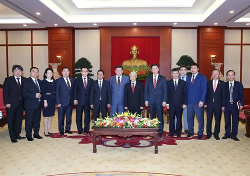 越共中央总书记阮富仲会见蒙古国家大呼拉尔主席一行。（图片来源：越通社）