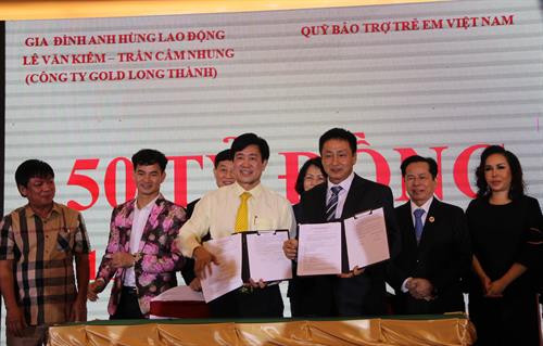 许多企业签署向越南儿童保护基金会捐赠近800亿越盾(约合343万美元)的协议。图自越通社 许多企业签署向越南儿童保护基金会捐赠近800亿越盾(约合343万美元)的协议。图自越通社