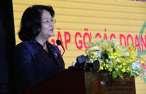 邓氏玉盛在见面会上发表讲话。图自越通社 邓氏玉盛在见面会上发表讲话。图自越通社