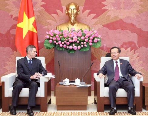 越南国会副主席冯国显会见福特集团东盟地区总裁马克·考菲曼。(图片来源:因特网) 越南国会副主席冯国显会见福特集团东盟地区总裁马克·考菲曼。(图片来源:因特网)