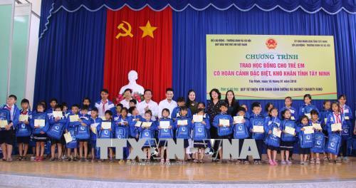 邓氏玉盛与贫困学生合影。(图片来源:越通社) 邓氏玉盛与贫困学生合影。(图片来源:越通社)