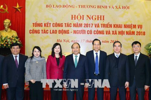 阮春福同与会代表合影。越通社记者 统一 摄