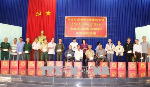 邓氏玉盛向扶贫政策受益者赠送礼物。(图片来源:越通社) 邓氏玉盛向扶贫政策受益者赠送礼物。(图片来源:越通社)