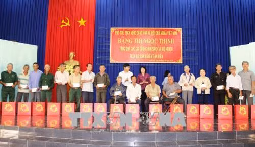 邓氏玉盛向扶贫政策受益者赠送礼物。（图片来源：越通社）