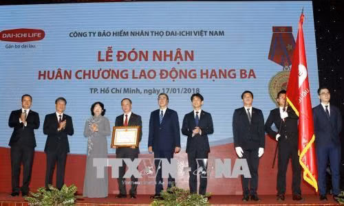 国家副主席邓氏玉盛授予第一生命保险（越南）三级劳动勋章。（图片来源：越通社）