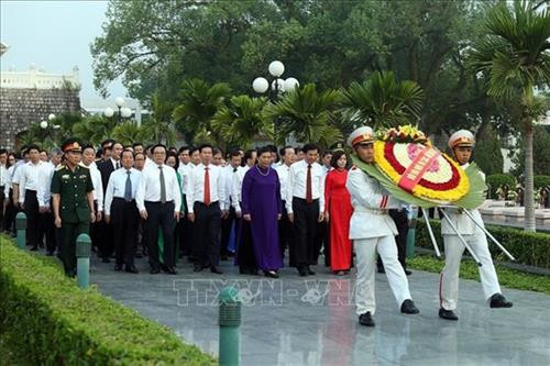 丛氏放、武文赏一行也来到A烈士陵园、奠边府战胜塑像敬献花圈和上香,缅怀各位英烈。图自越通社 丛氏放、武文赏一行也来到A烈士陵园、奠边府战胜塑像敬献花圈和上香,缅怀各位英烈。图自越通社