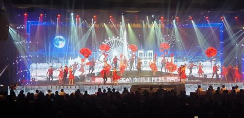 艺术歌舞。图自越通社 艺术歌舞。图自越通社