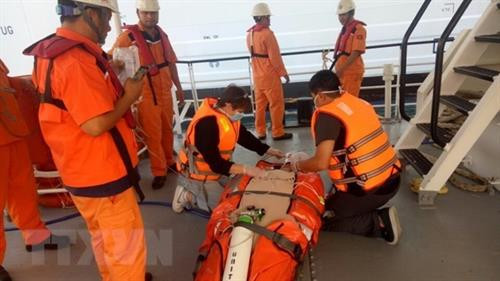 SAR 413号搜救船医疗人员赴现场接收病人并进行初步的急救处理。图自越通社