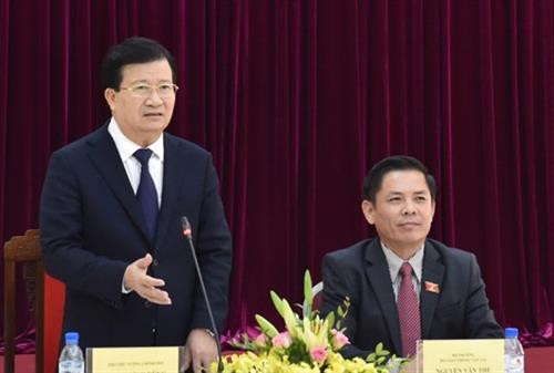 政府副总理郑廷勇（左）在工作会谈上向新任交通运输部长（右）下达一系列重要任务。（图片来源于互联网）