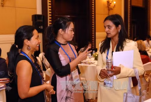 各代表互相讨论。（图片来源：越通社）