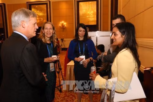 各代表互相讨论。（图片来源：越通社）