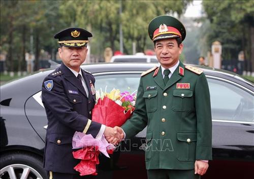 潘文江上将会见山崎幸二大将。图自越通社