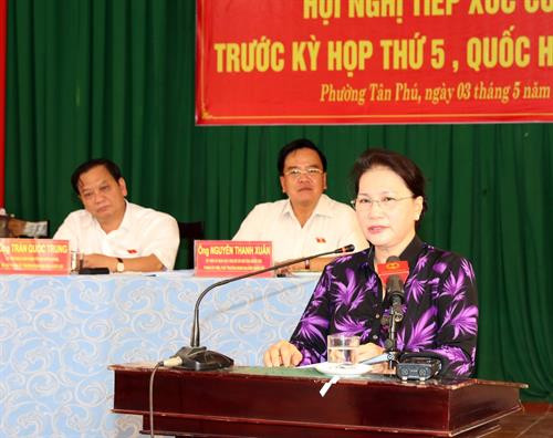 国会主席阮氏金银接待芹苴市选民 其他党和国家领导赴各地接待选民 ảnh 1