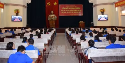 总结颁奖仪式场景。(图片来源:越通社) 总结颁奖仪式场景。(图片来源:越通社)