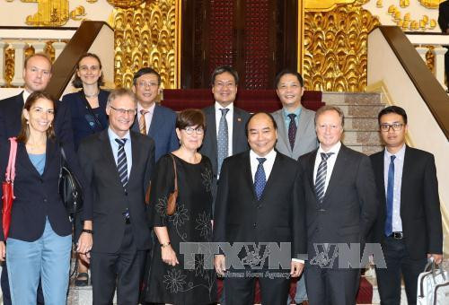 阮春福总理与比利时、欧盟和德国驻越大使和临时代办合影。（图片来源：越通社）