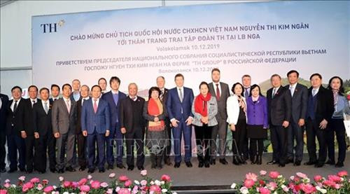 越南国会高级代表团同莫斯科省副省长Khromov Vadim Valerianovich和TH集团代表合影留念。图自越通社