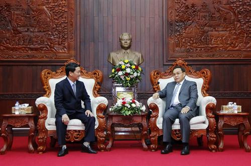 越共中央委员、越南祖国阵线中央委员会副主席兼秘书长侯阿令与老挝建国阵线中央主席赛宋蓬•丰威汉。越通社记者 范坚 摄