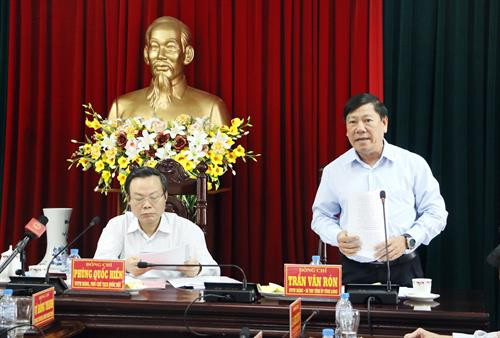 永隆省委书记陈文仁在会上发表讲话。(图片来源:越通社) 永隆省委书记陈文仁在会上发表讲话。(图片来源:越通社)