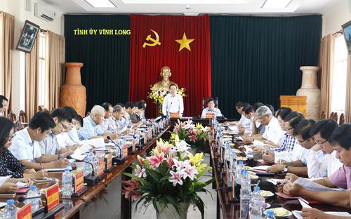 国会副主席冯国显在会上发表讲话。(图片来源:越通社) 国会副主席冯国显在会上发表讲话。(图片来源:越通社)