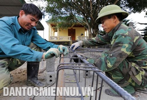 战士们参加兴建其驻扎地的民生工程。 记者 陈越 摄