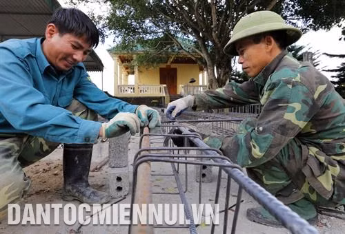 战士们参加兴建其驻扎地的民生工程。 记者 陈越 摄 战士们参加兴建其驻扎地的民生工程。 记者 陈越 摄