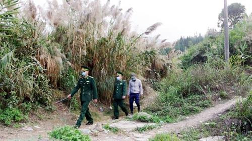 莱州省边防部队力量在边境通道和便道进行24小时值班巡查。