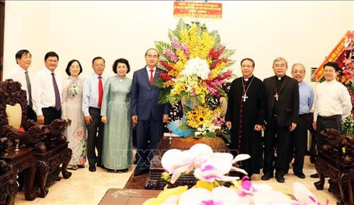 胡志明市领导圣诞节前走访慰问胡志明市天主教人士。图自越通社