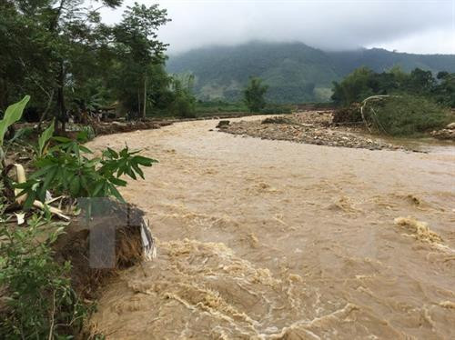附图:最近在越南一些省份发生大暴雨引发洪水,对越南许多地方造成严重影响。(图片来源:越通社) 附图:最近在越南一些省份发生大暴雨引发洪水,对越南许多地方造成严重影响。(图片来源:越通社)