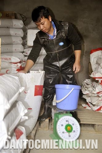 为了扩大冷水养殖模式，北河县将优先使用各种资金来源，以鼓励各族同胞家庭参加，其中包括向首次养殖冷水鱼的鱼苗援助和技术支持。记者 高香 摄