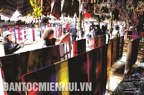 此前，当地少数民族同胞只纺织围巾和服装来用，目前他们已纺织多种纪念品如围巾、装饰布等卖给游客。