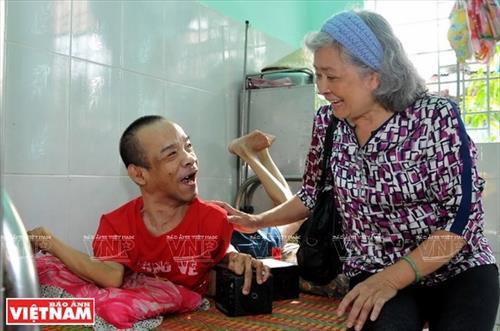 附图：陈素娥女士替橙毒剂/二恶英感染人讨回公道受到橙毒受害者的好感和积极支持。图自越南画报