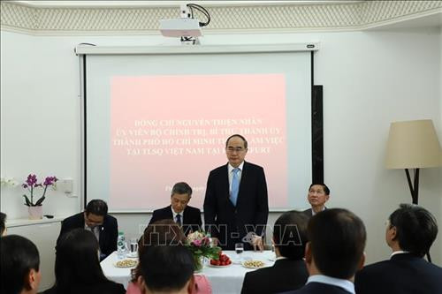 阮善仁在越南驻法兰克福总领事馆发表讲话。图自越通社