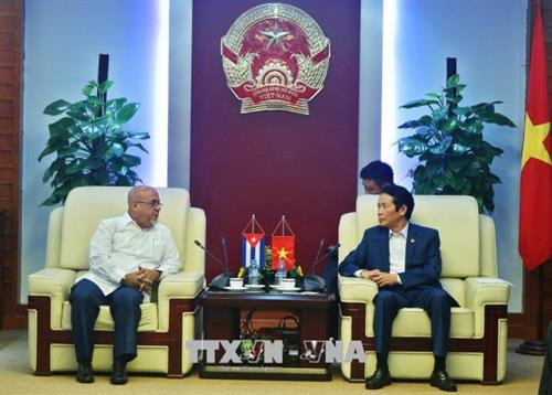 越南信息与传媒部副部长黄永保与古巴图书研究院副院长桑塔纳。(图片来源:越通社) 越南信息与传媒部副部长黄永保与古巴图书研究院副院长桑塔纳。(图片来源:越通社)