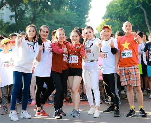 Mottainai形象代言人兰芳(左四)和诸多著名演员、歌手等参加活动。图自互联网 Mottainai形象代言人兰芳(左四)和诸多著名演员、歌手等参加活动。图自互联网