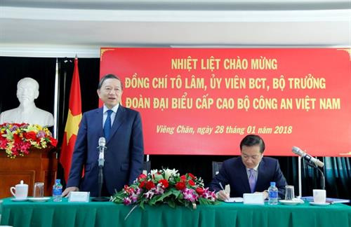 苏林部长向大使馆工作人员介绍关于越南公安部高级代表团访问老挝期间所取的成果。（图片来源：越通社）