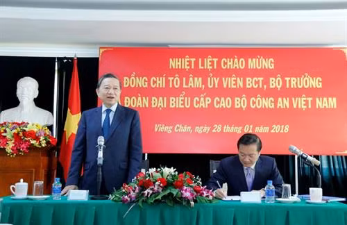 苏林部长向大使馆工作人员介绍关于越南公安部高级代表团访问老挝期间所取的成果。(图片来源:越通社) 苏林部长向大使馆工作人员介绍关于越南公安部高级代表团访问老挝期间所取的成果。(图片来源:越通社)