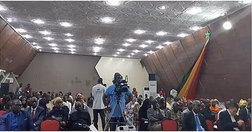 双方参会代表。图自互联网