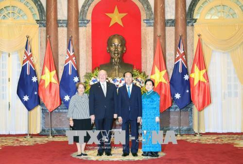 越南国家主席陈大光夫妇和澳大利亚总督彼得•科斯格罗夫夫妇合影。越通社记者 颜创 摄 越南国家主席陈大光夫妇和澳大利亚总督彼得•科斯格罗夫夫妇合影。越通社记者 颜创 摄