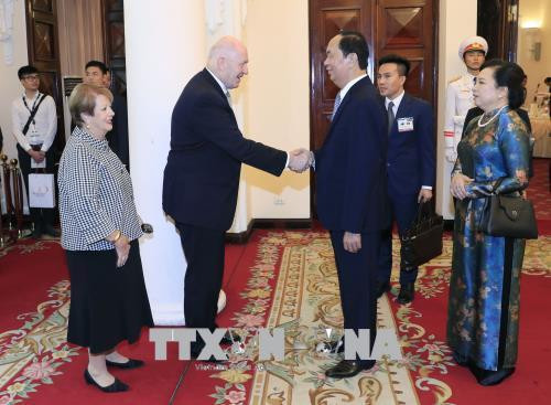 越南国家主席陈大光与澳大利亚总督彼得•科斯格罗夫检阅仪仗队。越通社记者 林庆 摄