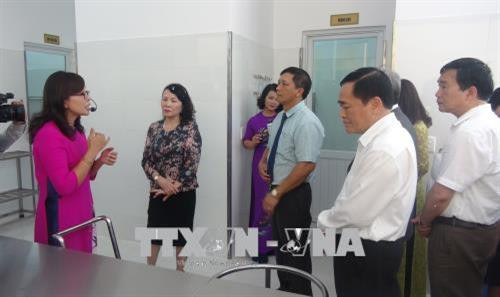 越南教育培训领导参观谅山省“寄宿制示范性食堂”。(图片来源:越通社) 越南教育培训领导参观谅山省“寄宿制示范性食堂”。(图片来源:越通社)