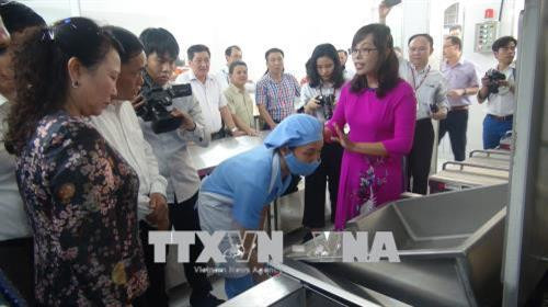 越南教育培训领导参观谅山省“寄宿制示范性食堂”。(图片来源:越通社) 越南教育培训领导参观谅山省“寄宿制示范性食堂”。(图片来源:越通社)