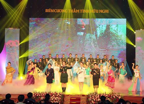 交流晚会上的一个文艺演出节目 图自越通社