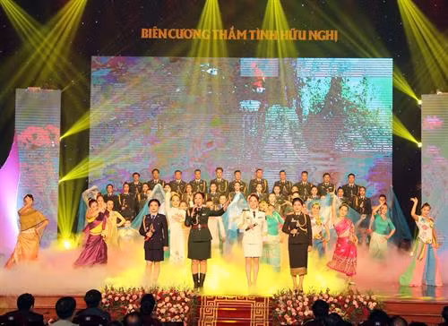 交流晚会上的一个文艺演出节目 图自越通社