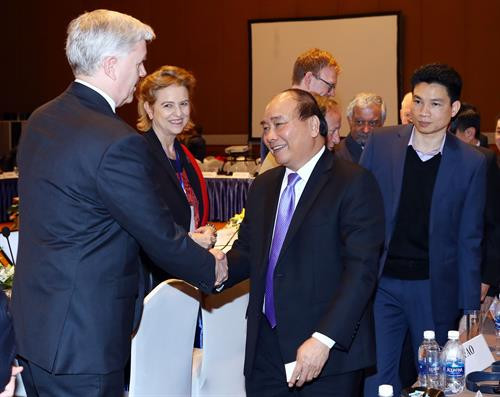越南政府总理阮春福和与会代表。(图片来源:越通社) 越南政府总理阮春福和与会代表。(图片来源:越通社)