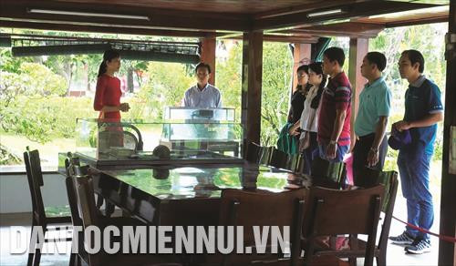 游客参观胡伯伯卧室、工作桌子等，从而能充分体会胡伯伯平易而高尚的生活。