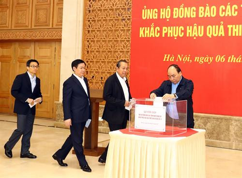 政府总理阮春福、副总理：张和平、王廷惠、武德儋向灾区人民提供捐款。（图片来源：越通社）