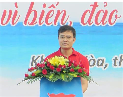 胡志明共青团中央书记处书记、越南大学生协会主席裴光辉在出征仪式上发表讲话。图自越通社 胡志明共青团中央书记处书记、越南大学生协会主席裴光辉在出征仪式上发表讲话。图自越通社