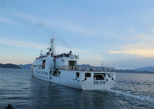 载运工作代表团的KN 490号船离开金兰国际港。图自越通社 载运工作代表团的KN 490号船离开金兰国际港。图自越通社