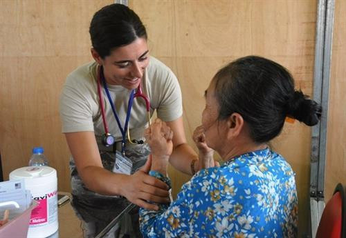 太平洋天使活动为广南省居民免费看病送药。（图片来源：越通社）
