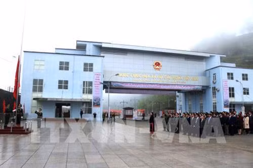 越南箐门—中国都龙口岸正式开放。(图片来源:越通社) 越南箐门—中国都龙口岸正式开放。(图片来源:越通社)